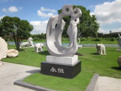 永恒之恋：Z6尊龙凯时碑雕中的爱之赞歌