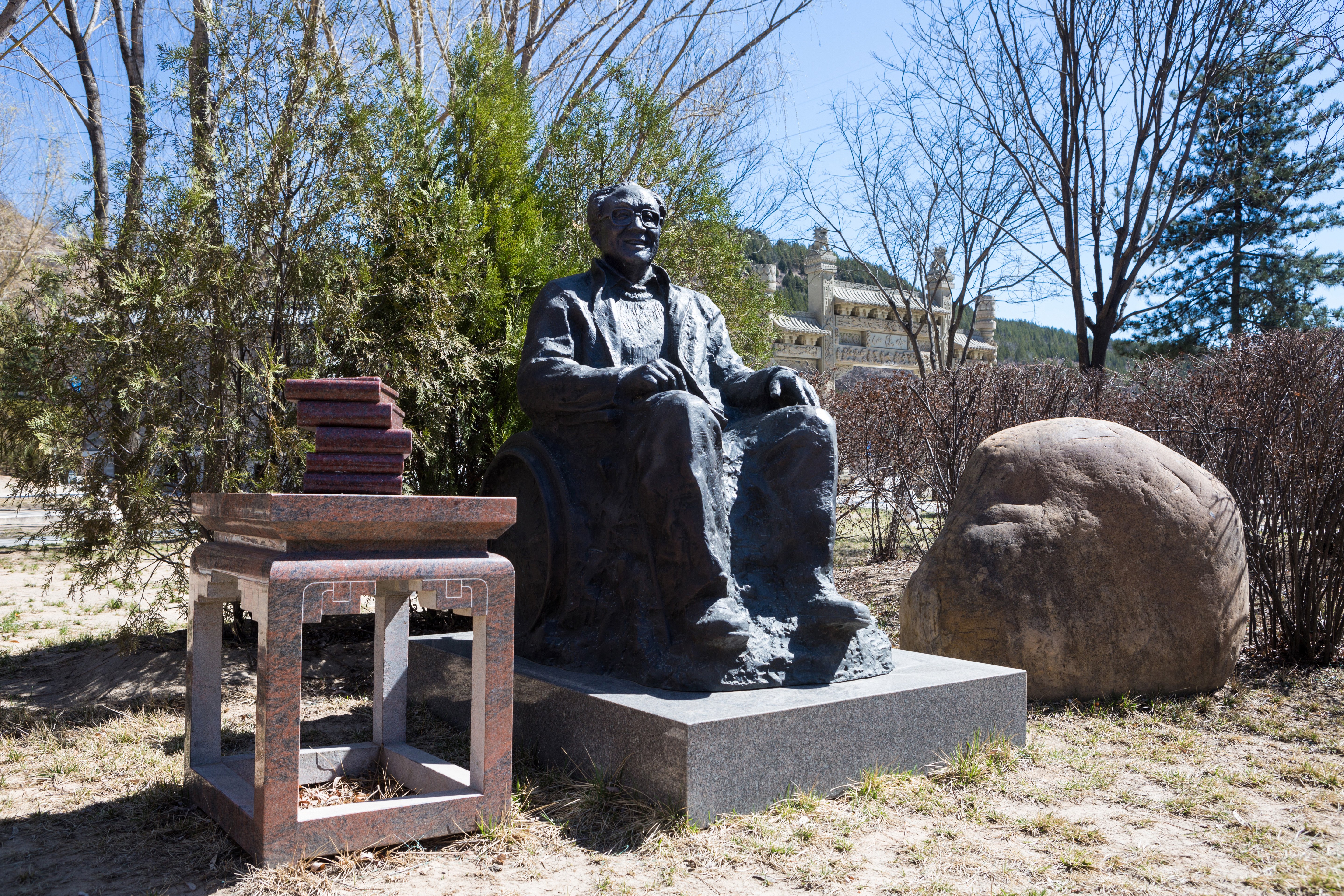 史铁生雕塑：性命的坚韧与智慧的传承